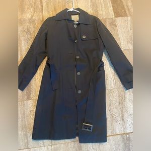 Black, Faconable rain/ trench coat. Gorgeous.